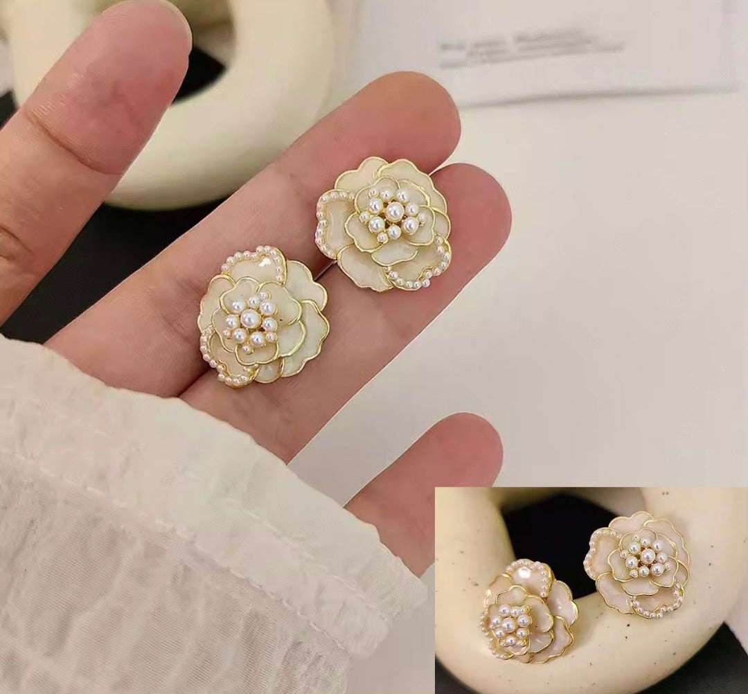 Small rose with pearls stud
