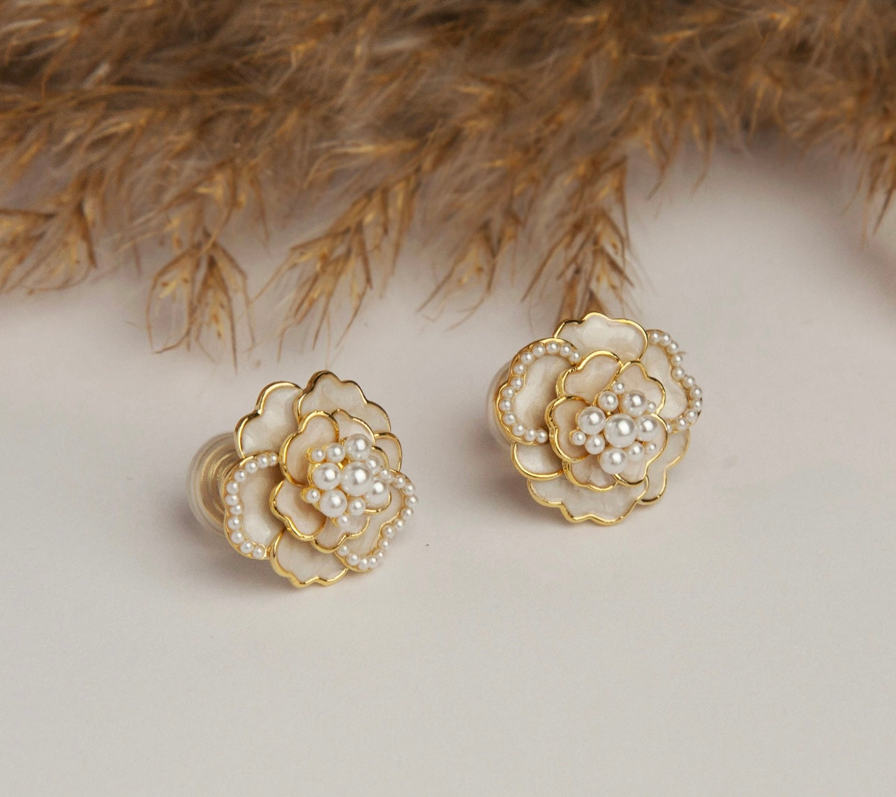 Small rose with pearls stud